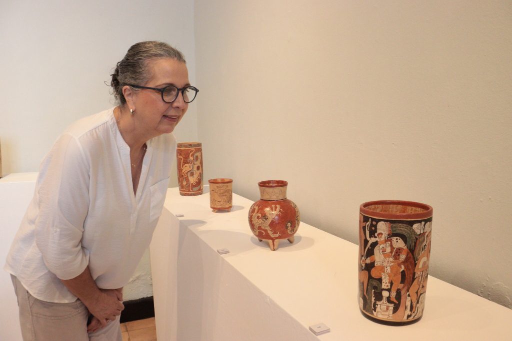 Con 21 obras en las que “se recrea e reinterpreta la cerámica prehispánica maya con el arte de Raymundo Martín”, el Museo de la Ciudad de Mérida abrió su programa “Pieza del mes