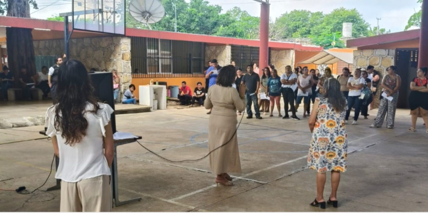 Funcionarios de la Segey acuden a secundaria “Antonio Mediz Bolio” tras denuncia de amenazas de madres de familia proferidas presuntamente por otro estudiantes por mensajes