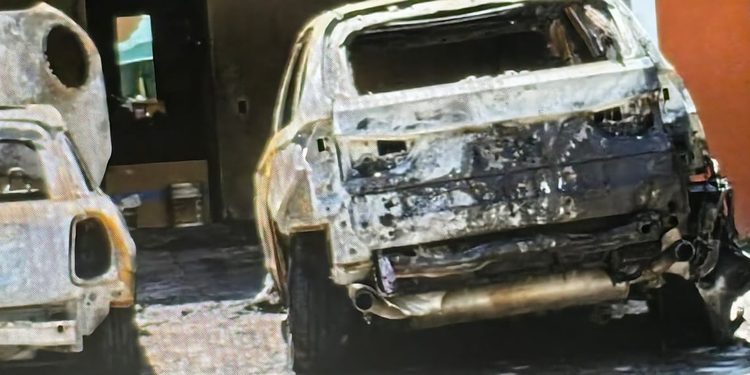 En Temozón Norte, durante la tarde noche del domingo dos autos se quemaron por completo debido a un incendio / Personas de la zona sospechan fue doloso
