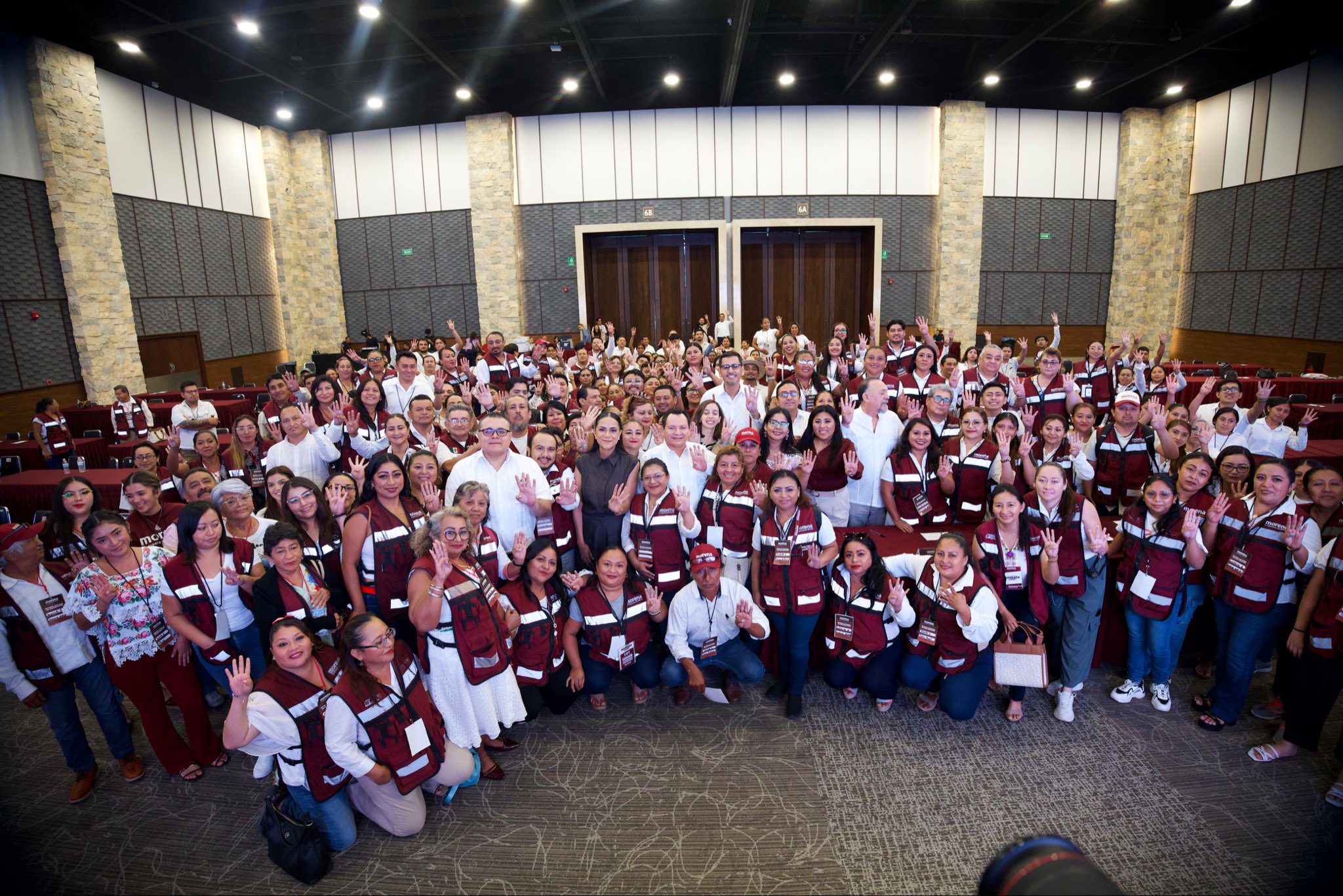 Conciliábulo morenista en Mérida con la presidenta Ariadna Montiel y el gobernador Huacho Díaz Mena en el Centro Internacional de Congresos