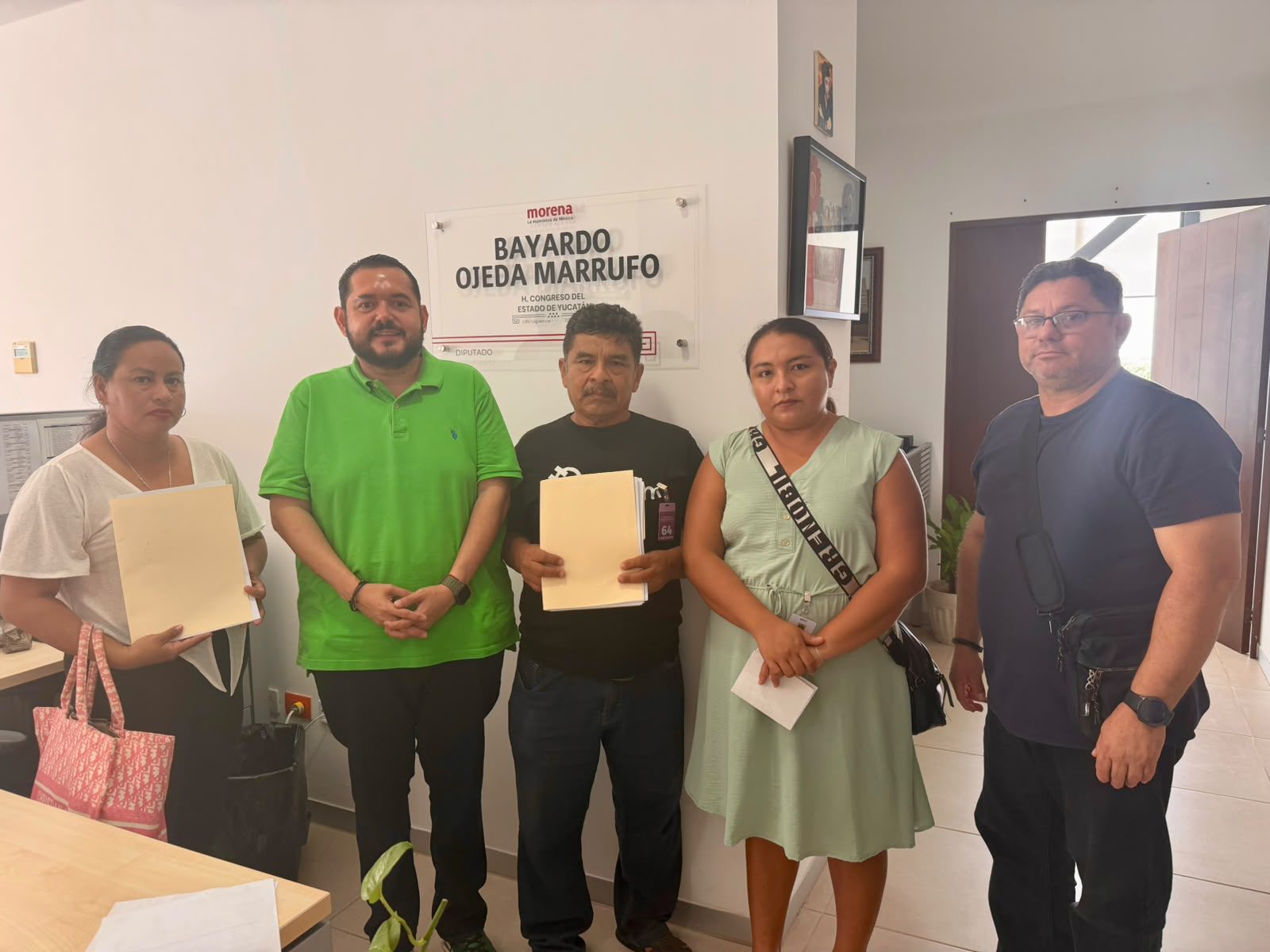 Diputado Bayardo Ojeda Marrufo acompañó a un grupo de vendedores de Ciudad Caucel a la Fiscalía General del Estado para interponer formalmente denuncias relacionadas con presuntos cobros indebidos
