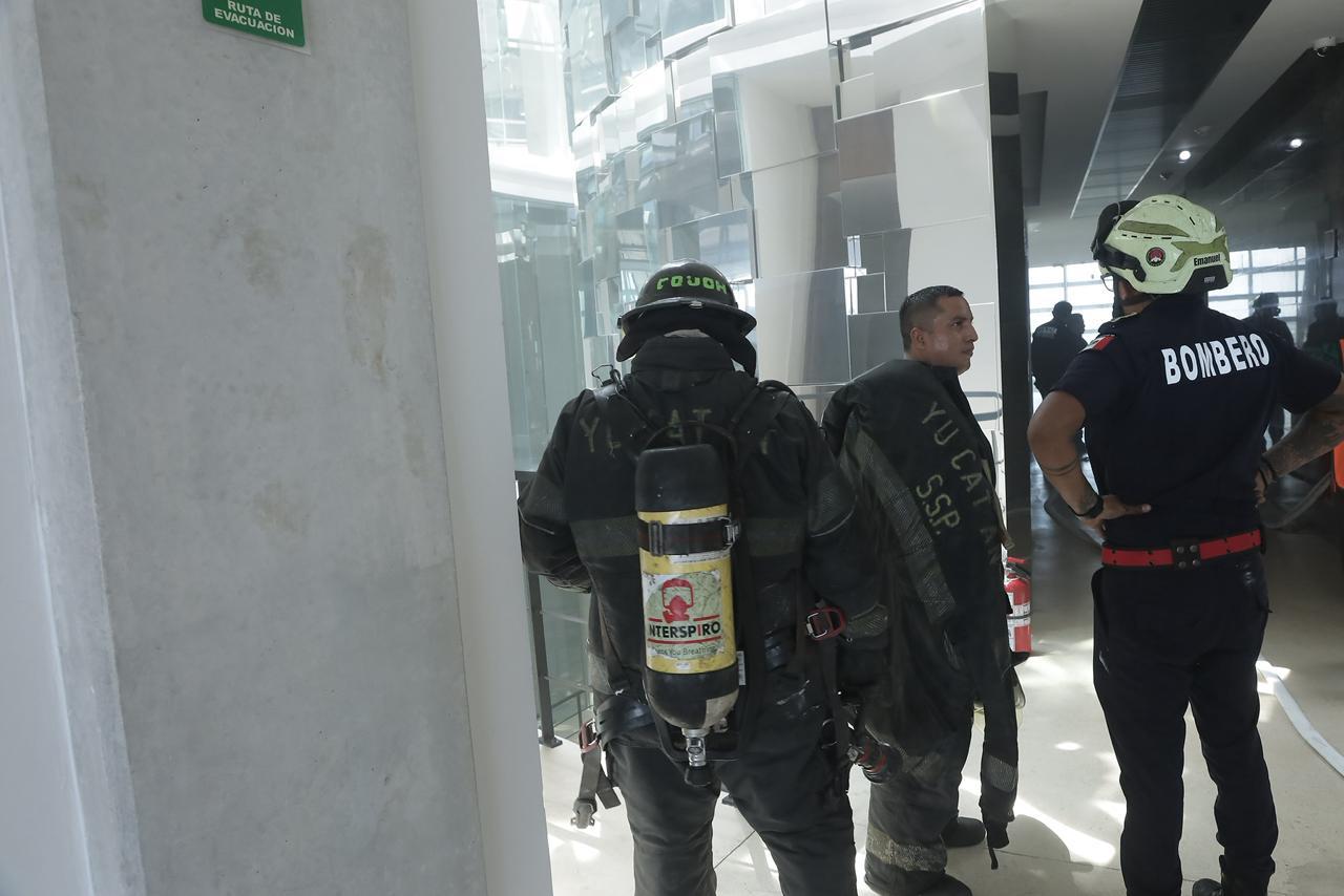 Evacuaron a 150 personas del edificio de oficinas Orión ubicado en el norte de Mérida por siniestro / Sólo se reportan daños en mobiliario y daños en vehículos