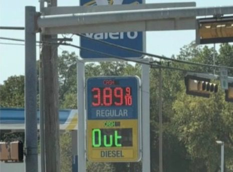 Se disparan precios del diésel en Estados Unidos mientras cierran gasolineras por la escasez de dicho combustible indispensable para mover mercancías / Trump baraja posibilidad de suspender exportaciones como Rusia o China