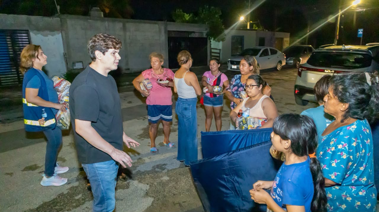 Por instrucciones de la presidenta municipal Cecilia Patrón Laviada, personal de diversas dependencias municipales acudieron de manera inmediata a la zona del siniestro en Renacimiento para atender a quienes perdieron sus viviendas