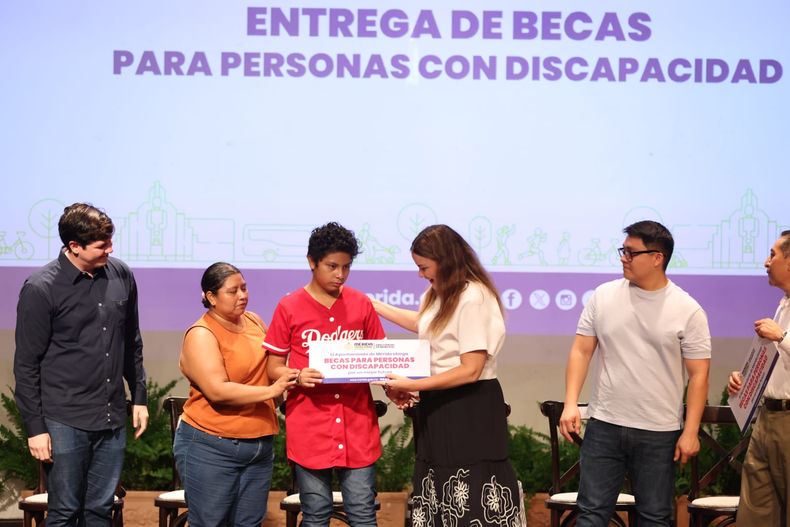 Cecilia Patrón entrega becas a personas con discapacidad: “Construimos una Mérida más humana e incluyente”, dice la alcaldesa
