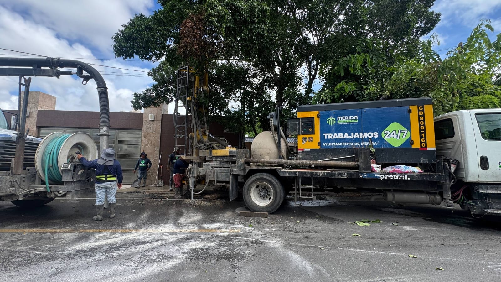 El Ayuntamiento de Mérida intensificó los trabajos preventivos de poda de árboles y desazolve de sistemas de drenaje en previsión de lluvias por depresión tropical
