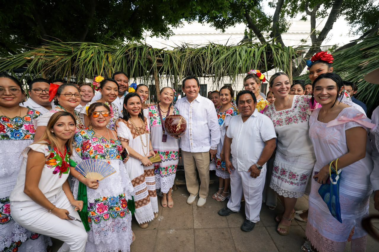 El gobernador Joaquín Díaz Mena inauguró la Muestra Estatal de Altares, un encuentro que fortalece la identidad maya y la transmisión de las costumbres entre generaciones