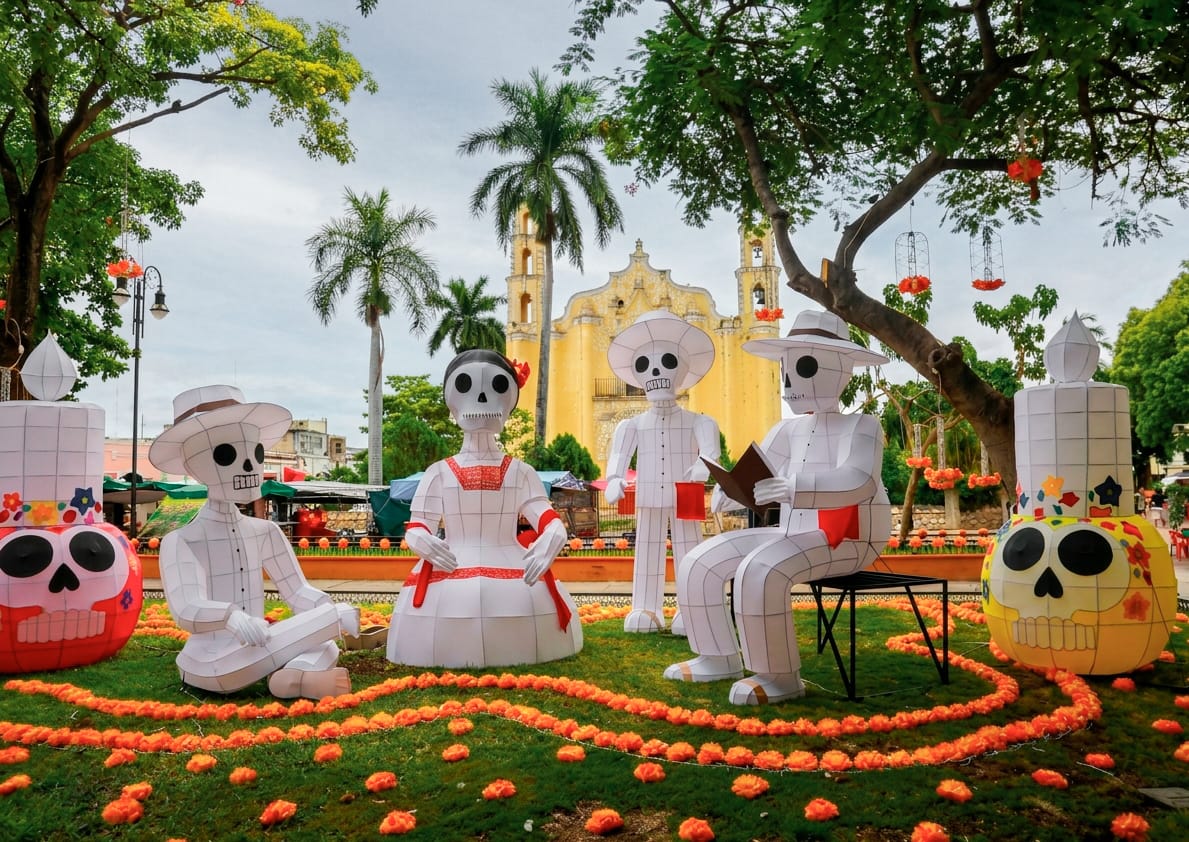 El Ayuntamiento de Mérida prepara el parque de San Juan con la llegada e instalación de las figuras y elementos ornamentales que formarán parte de “Ánimas iluminadas”