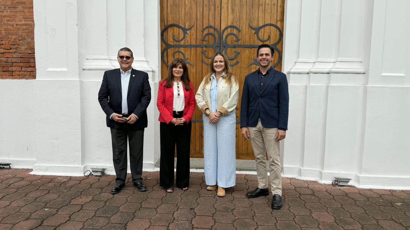 Alcaldesa Cecilia Patrón Laviada firmó un convenio de colaboración con el alcalde José Luis Oliveros Usabiaga, de Apaseo el Grande, Guanajuato, en diversas materias