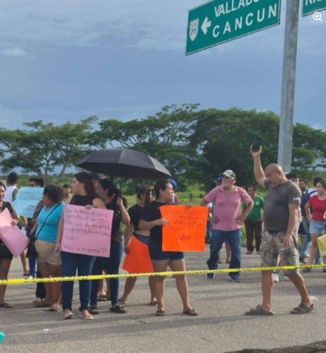 Seis horas permaneció bloqueada la carretera federal Tizimín-Valladolid por protesta de habitantes de Pocoboch contra la delegación de la FGE en caso de presunto abuso sexual / El fiscal tuvo que acudir personalmente a destrabar el conflicto