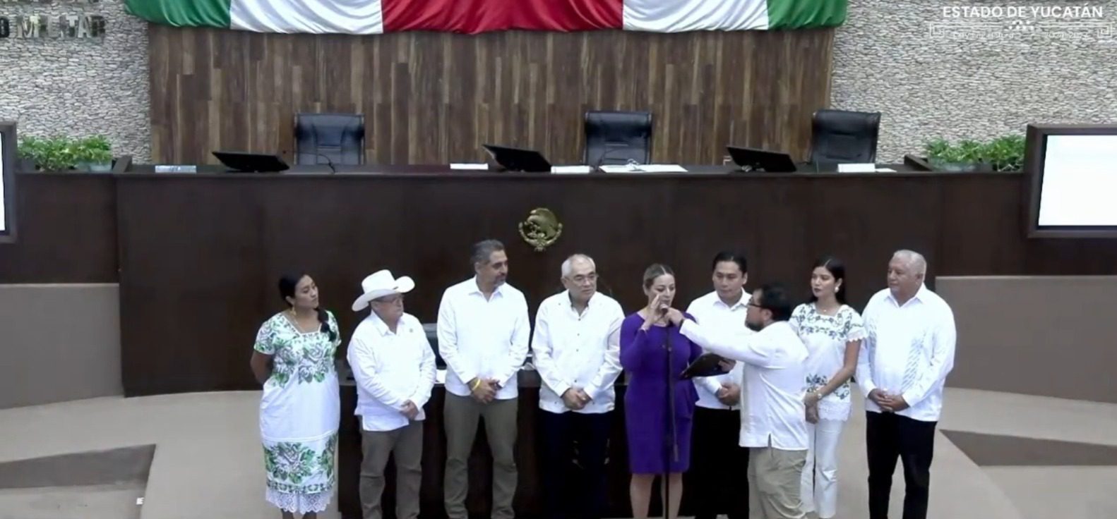 Congreso de Yucatán reconoce en Sesión Solemne la vocación médica y el talento de las juventudes yucatecas / Entregan reconocimiento “Médico del Año del Estado de Yucatán” 2026 al doctor Arsenio Enrique Hernández Flota