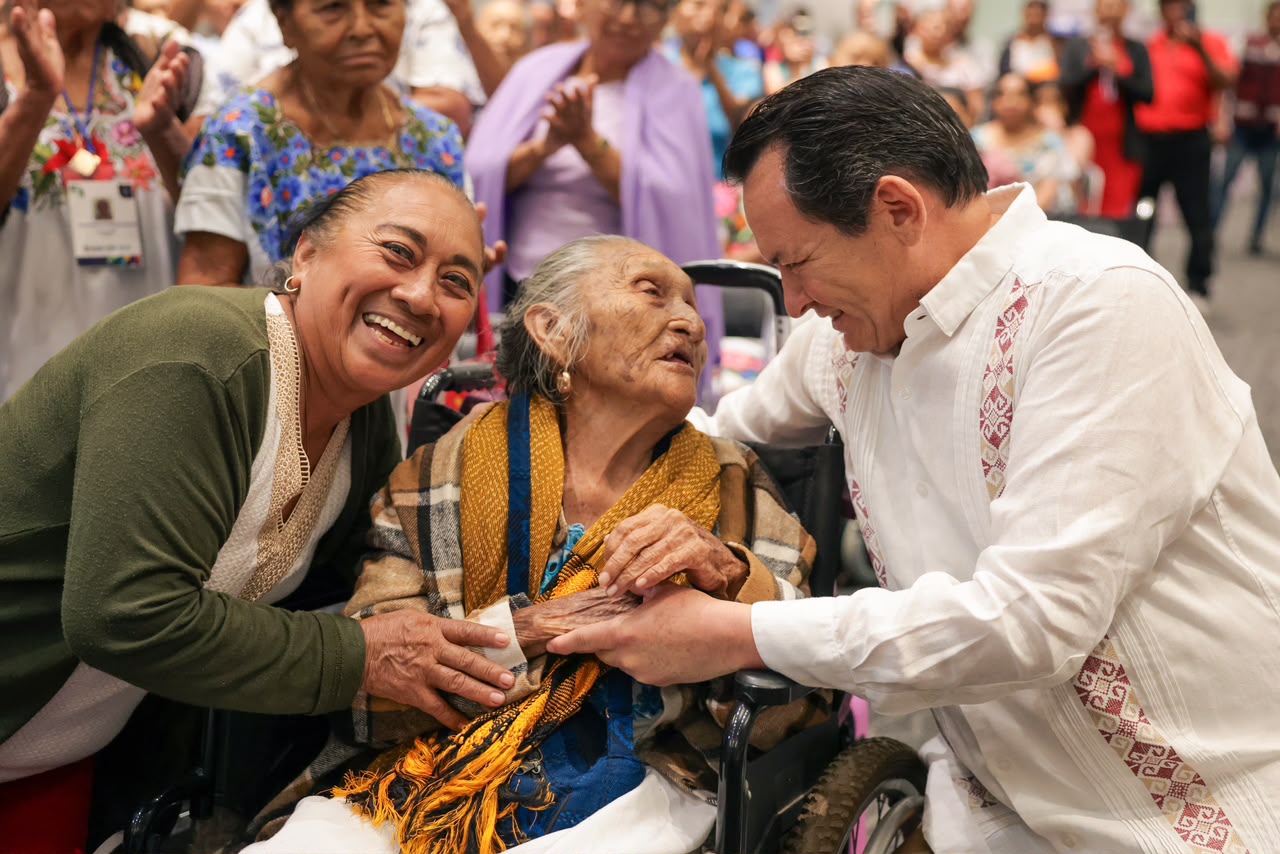 El programa “Parteras del Bienestar apoya a las mujeres que acompañan el embarazo, el parto y los días después del nacimiento en las comunidades mayas” / Son 18 mil pesos al año para cada partera