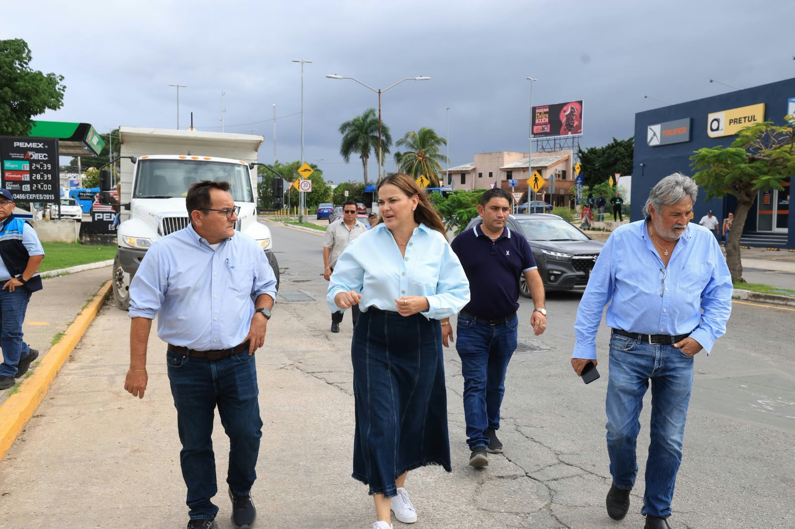 Alcaldesa Cecilia Patrón Laviada supervisa trabajos de bacheo y desazolve en el poniente de la ciudad / Se unió a una jornada de atención de Ayuntatel, donde recibió reportes