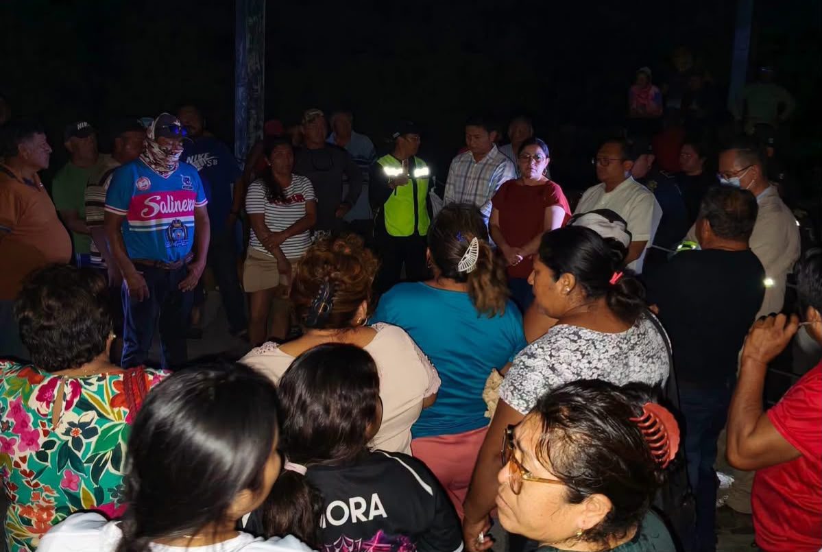 Funcionarios acuden a escuchar directamente a los habitantes que piden la ampliación de la carretera Tizimín–Río Lagartos y que mantienen cerrada dicha vialidad