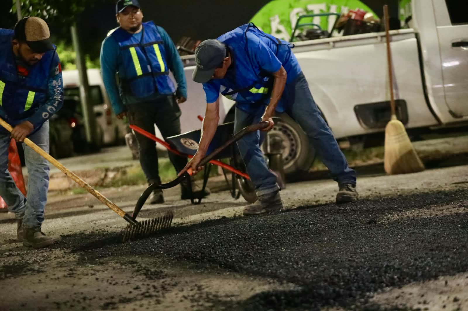 La alcaldesa Cecilia Patrón Laviada dice que el Ayuntamiento de Mérida despliega cuadrillas de bacheo 24/7 en colonias, fraccionamientos y comisarías del municipio