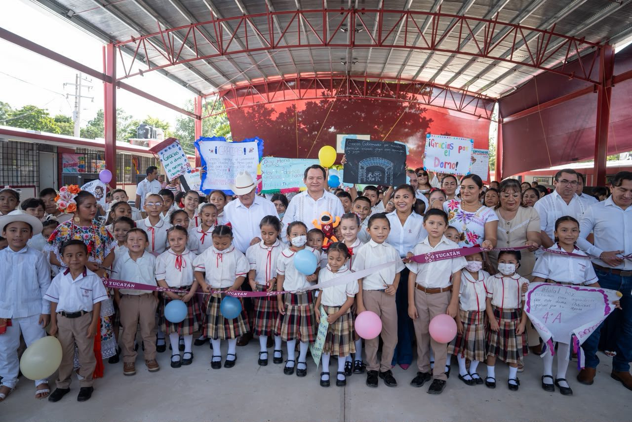 El gobernador Joaquín Díaz Mena inauguró domo en la Escuela Primaria Mauro Monforte Mena de Sucilá con una inversión de 7 millones de pesos, según dijo