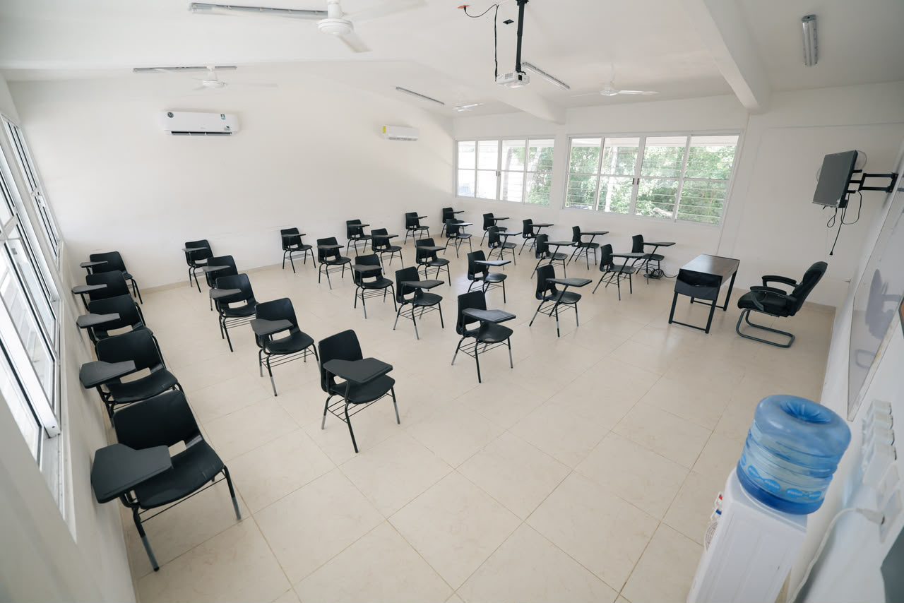 Gobernador Joaquín Díaz Mena entregó tres aulas y un área de dirección en el Cobay de Tixcacalcupul / Antes, los estudiantes tomaban clases en cuartos adaptados en el centro del pueblo