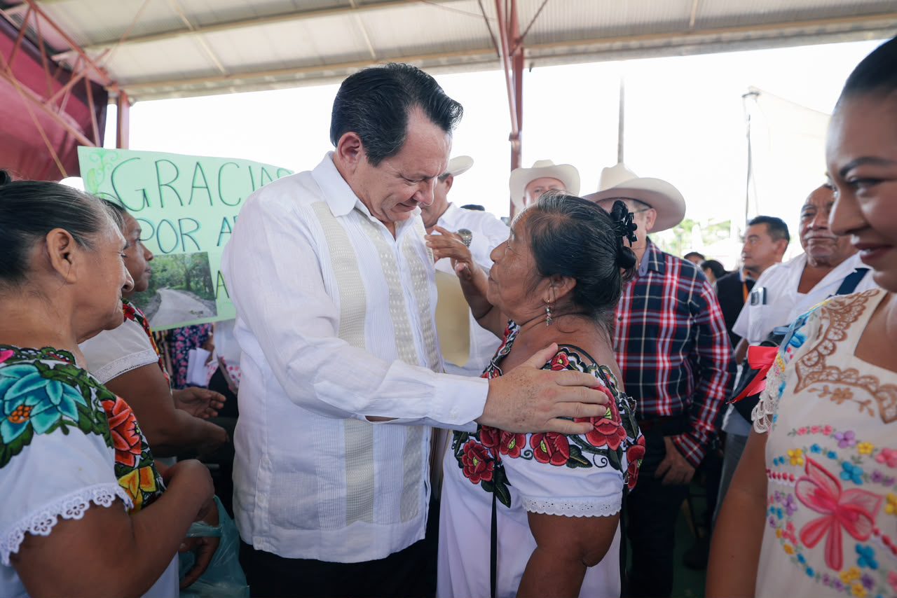 El gobernador Joaquín Díaz Mena entregó en Tixcacalcupul máquinas de coser, molinos, triciclos y materia prima por 4.1 millones de pesos