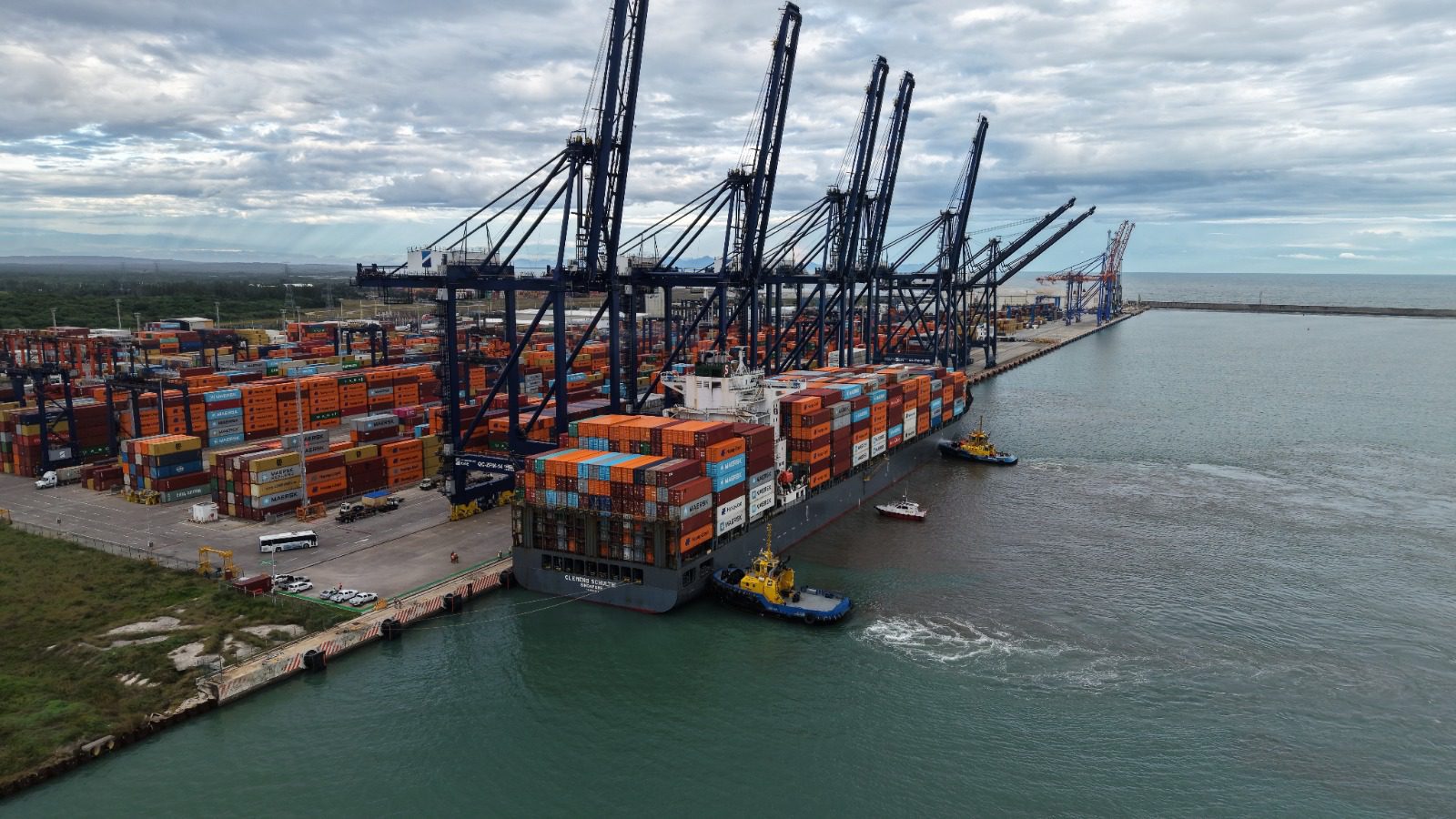 Fueron rescatados por un buque mercante los tres pescadores del barco pesquero yucateco “La Negrita” / Se busca aún a un cuarto tripulante