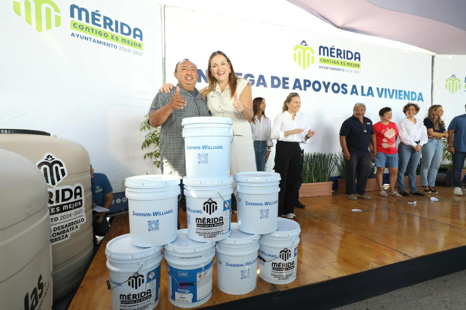 La alcaldesa Cecilia Patrón Laviada entregó diversos apoyos de vivienda a familias de colonias y comisarías de Mérida, como parte de las acciones que impulsa el Ayuntamiento