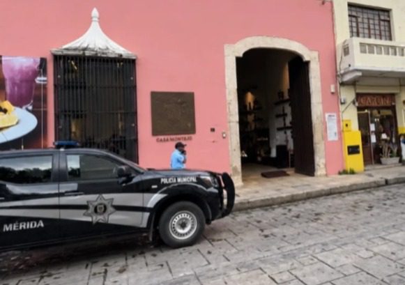 Presuntamente a guarura se le fue balazo dentro del Museo de la Gastronomía Yucateca ubicado en la concurrida Santa Lucía / El individuo se hirió en una pierna y fue sacado por otros escoltas y llevado a una clínica privada / Hasta ahora no se conocen detalles del peligroso incidente y si hay peritaje y carpeta de investigación en curso