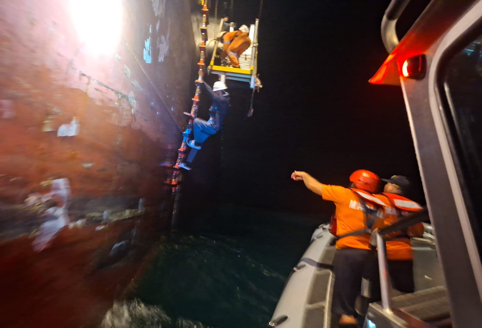 Un hombre extranjero, al parecer náufrago, que se encontraba en alta mar fue salvado por un buque carguero que lo encontró en su trayecto a 352 kilómetros de Progreso