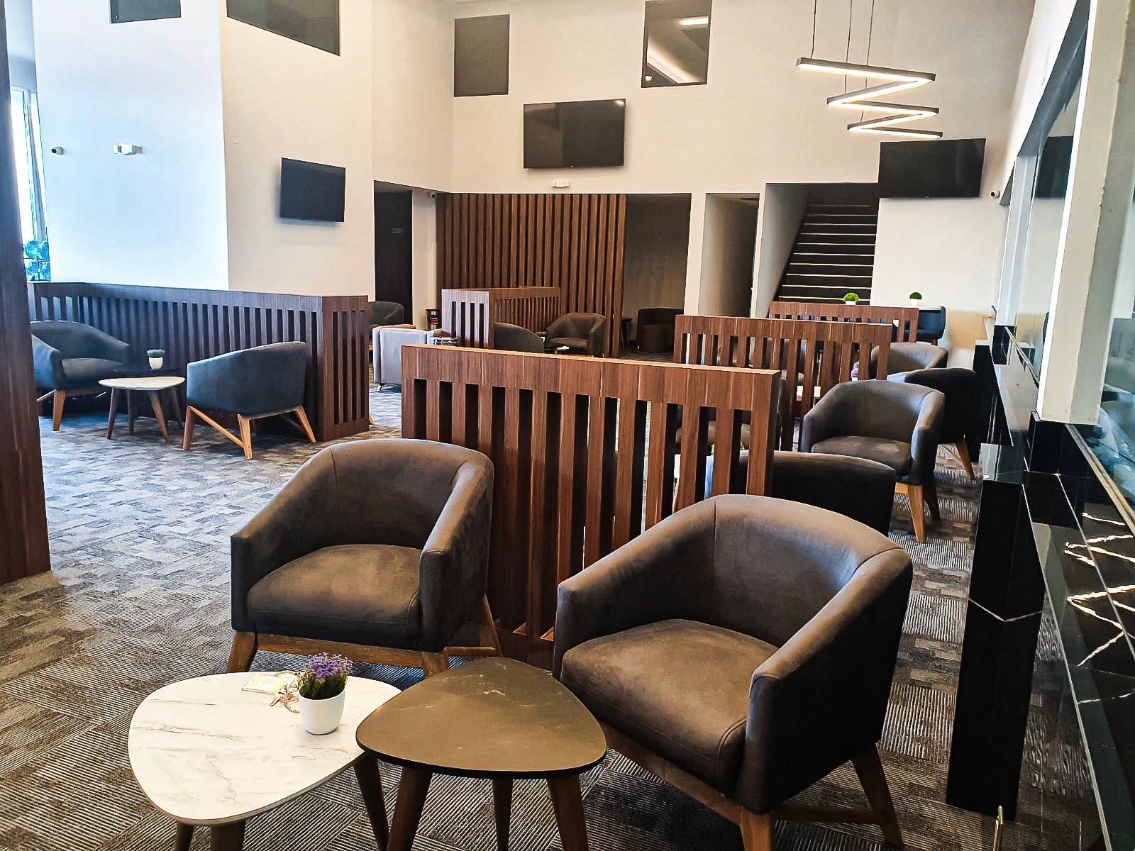 Fue el senador yucateco, Jorge Carlos Ramírez Marín, quien pidió les abrieran a los tribunos de lujo el Salón de Protocolo del Aeropuerto Internacional de la Ciudad de México / Mauricio Vila se quejó de que no lo dejan estacionarse para bajar del carro