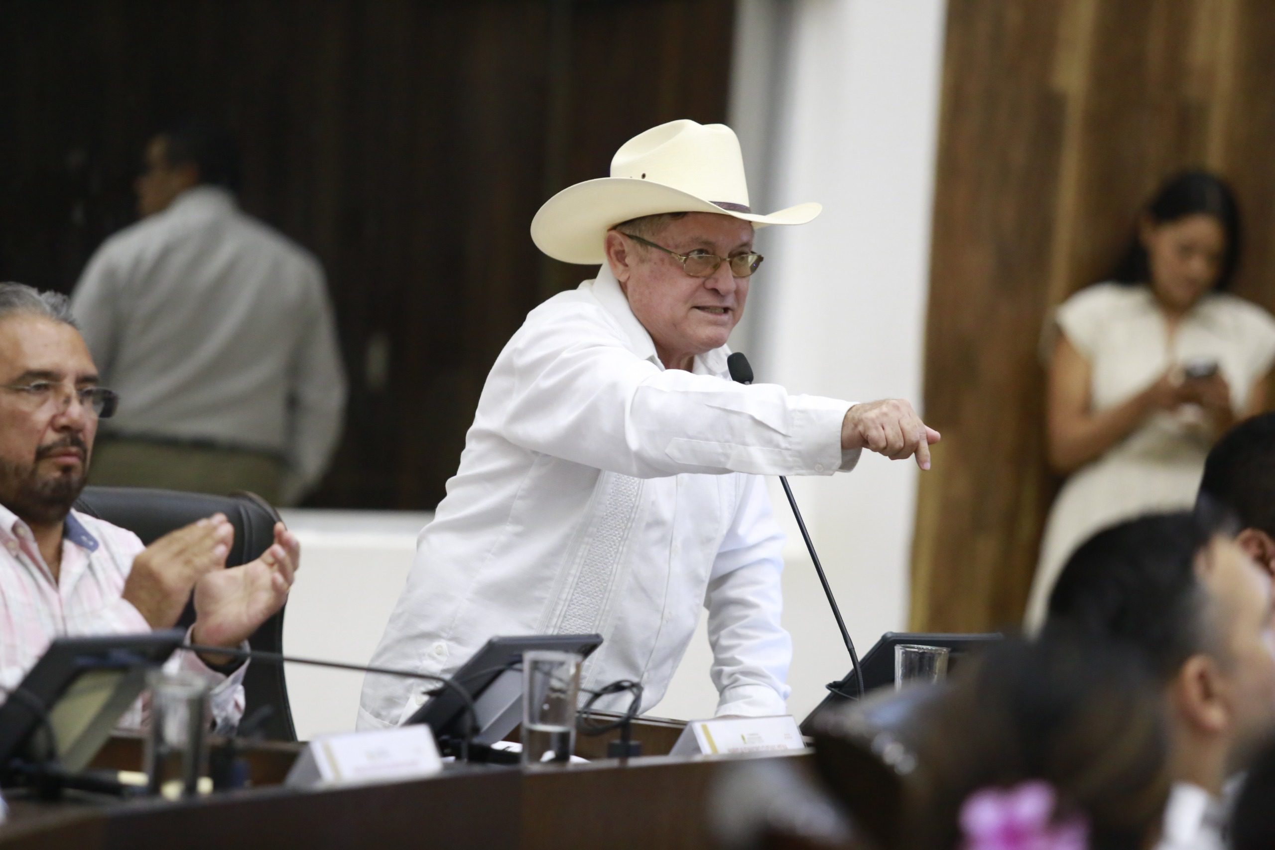Congreso aprueba reforma constitucional en materia de reelección inmediata y nepotismo en cargos de elección popular y otorgar el Reconocimiento al Médico del Año 2026 a Arsenio Hernández Flota
